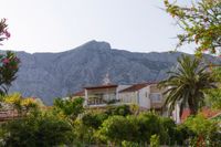 Blick auf die Villa Kaktus und den Berg Sveti Ilja